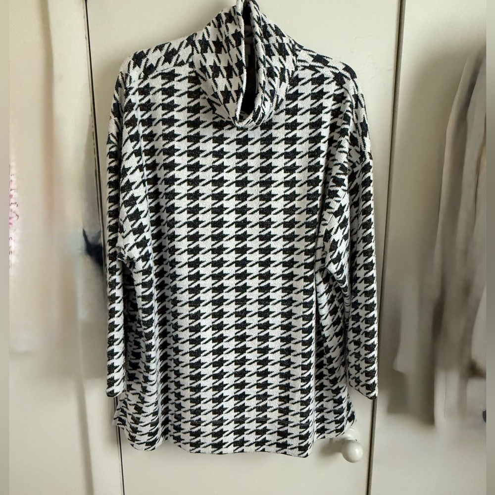 Chico’s tunic-color dark grey/white check.
It is a knit with stretch.
